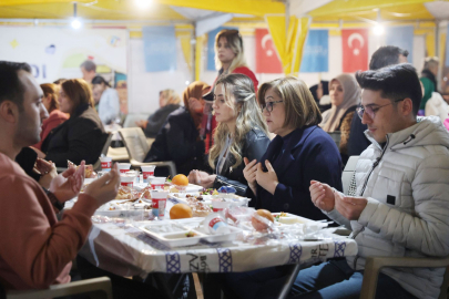BÜYÜKŞEHİR’İN İFTAR ÇADIRLARI RAMAZAN’IN BİRLİK RUHUNU YAŞATIYOR
