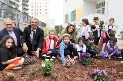 Minik Eller Toprağa Hayat Verdi