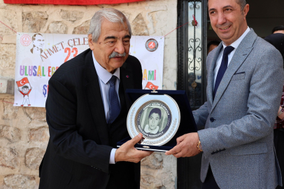 ABDULKADİR KONUKOĞLU MEZUN OLDUĞU İLKOKULDA
