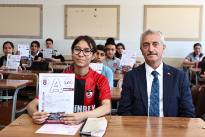 ŞAHİNBEY’DEN ÖĞRENCİLERE DENEME SETİ DESTEĞİ