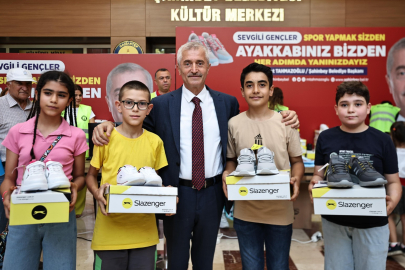 Tahmazoğlu'ndan Öğrencilere Spor Ayakkabısı