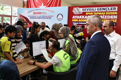 Şahinbey Belediyesinden Öğrencilere Karne Hediyesi