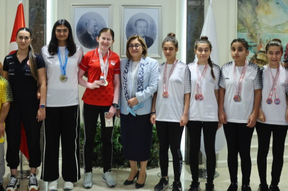 BAŞKAN FATMA ŞAHİN BAŞARILI SPORCULAR İLE BULUŞTU