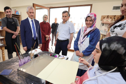 Başkan Tahmazoğlu, gençler ve kursiyerlerle bir araya geldi.