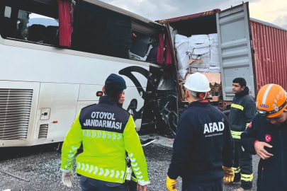 Yolcu otobüsü, otoyolda TIR'a çarptı; 7 ölü 11 Yaralı