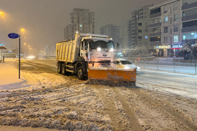 BÜYÜKŞEHİR KARLA MÜCADELE MESAİSİNİ GECE BOYU SÜRDÜRDÜ
