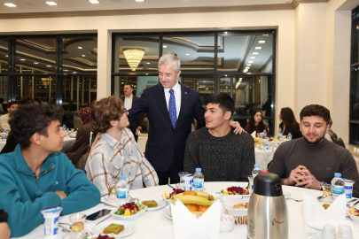 BAŞKAN TAHMAZOĞLU, YKS’DE İLK 1.000’E GİREN GENÇLERLE BULUŞTU