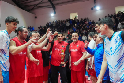 BAŞKAN YILMAZ, PARKEDE GENÇLERLE KOZLARINI PAYLAŞTI