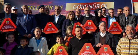 GAZİANTEP BÜYÜKŞEHİR’İN “REFLEKTÖR TAK, GÖRÜNÜR OL” PROJESİNDE İLK DAĞITIM GERÇEKLEŞTİRİLDİ