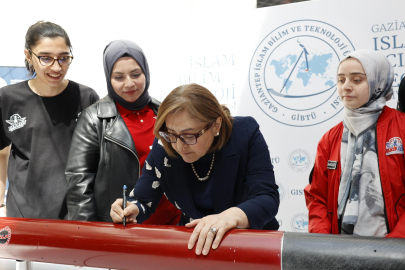 ŞAHİN, ROKET ÜZERİNE İMZA ATTI