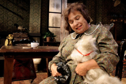 Türk tiyatrosunun usta ismi Feyha Çelenk vefat etti