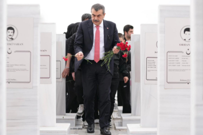 Bakan Tekin'den Şehit Öğretmenler Anıtı'na ziyaret