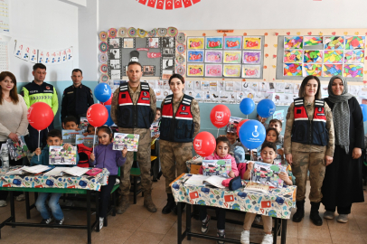 23 NİSAN NEDENİYLE  JANDARMADAN ÖĞRENCİLERE ANLAMLI ZİYARET