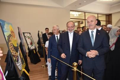 FİLİSTİNLİ ÖĞRENCİLERİN RESİMLERİ, "MİLLET CAMİİNDE" SERGİLENİYOR