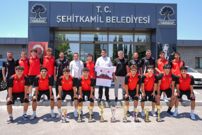 BAŞKAN YILMAZ, ŞAMPİYONLARI AĞIRLADI