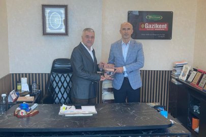 BOYNUKISA, “GAZİANTEP MEDYASI’NDA YARIM ASIR” ADLI  KİTABINI SAİT SALICI'YA HEDİYE ETTİ!