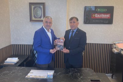 İLHAMİ BOYNUKISA, FATİH DEMİRTAŞ'A KİTABINI HEDİYE ETTİ!
