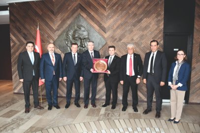 GAZİANTEPLİ HALICILARDAN PARİS'TE KRİTİK TEMASLAR