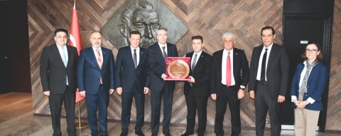 GAZİANTEPLİ HALICILARDAN PARİS'TE KRİTİK TEMASLAR