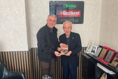 İlhami Boynukısa Bülent Ozan'a Kitabını Hediye Etti