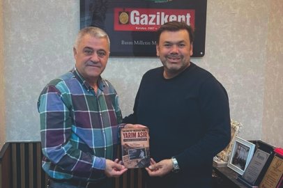 İLHAMİ BOYNUKISA, KİTABINI GÖKHAN ŞAHİN’E HEDİYE ETTİ!