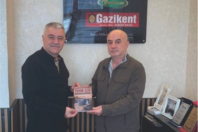GAZETECİ İLHAMİ BOYNUKISA, KİTABINI İŞ İNSANI HÜSEYİN SEVİNÇER’E HEDİYE ETTİ!